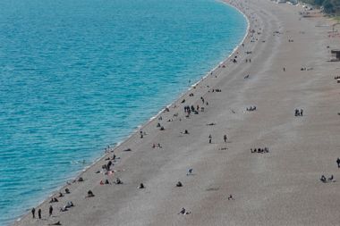 Antalya’da sıcak havayı fırsat bilenler sahile koştu