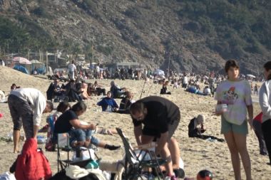 Alanya'da sıcaklıklar 20 derecenin üzerine çıktı, plajlar doldu
