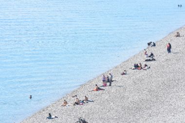 Antalya’da güneşli hava, sahillerde yoğunluk yarattı