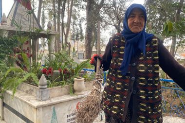 Raziye Atik, 20 yıldır her gün Güzelyurt Mezarlığını temizliyor
