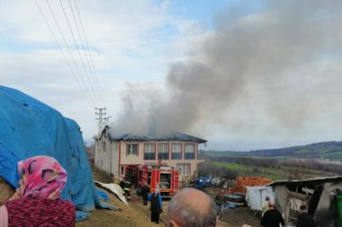 Sinop'ta 2 katlı evin çatısı alevlere teslim oldu