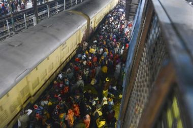 Hindistan’da tren istasyonunda izdiham: 16 ölü