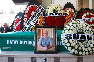 Antalya'da ölü bulunan gazeteci Seyfittinoğlu'nun cenazesi Hatay'da defnedildi