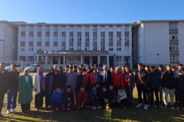 Aksu'da öğrenciler zeytin fidanı dikti