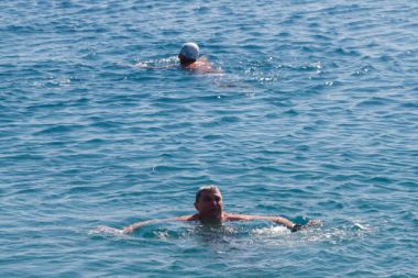 Antalya’da vatandaşlar ısınmak için denize girdi