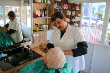 Finikeli berber 62 yıldır mesleğini sürdürüyor