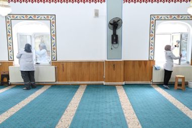 Isparta'da camilerde Ramazan temizliği