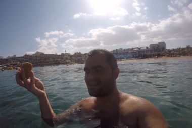 Alanya’da deniz altında balıklara pasta ikramı