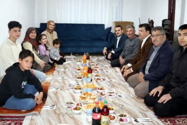 Finike Kaymakamı Çelik, şehit Korkmaz’ın ailesiyle iftar yaptı