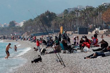 Güzel havayı fırsat bilenler Konyaaltı Sahili’ne akın etti
