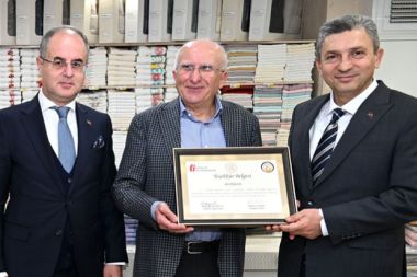 Vali Şahin’den rekortmen olan tuhafiyeciye teşekkür belgesi