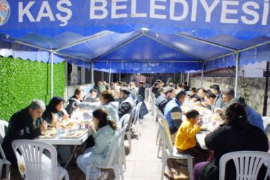 Kaş Belediyesinden iftar sofrası