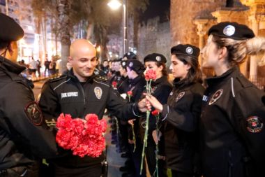 Antalya'da 8 Mart’ta görev yapan kadın polislere karanfil