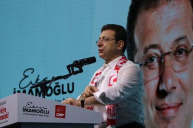 Baykal’dan salvolar: At izi, it izine karıştı!