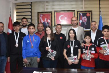 Kumlucalı başarılı sporcular AK Parti İlçe Başkanı Paslıkılıç'ı ziyaret etti