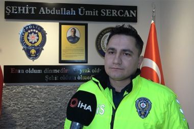 Herkesi duygulandıran polisin depremde ailesini kaybettiği öğrenildi