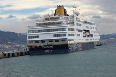 Alanya'da 2025’in ilk ‘kruvaziyer’ gemisi Alanya İskelesine demirledi