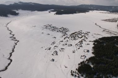 Karla kaplı menderesler dronla görüntülendi