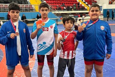 Kepez’in güreşçileri 2 altın ve 2 gümüş madalya kazandı