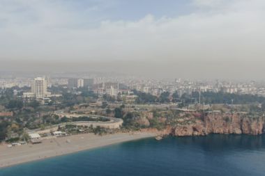 Antalya'da gökyüzü sarardı