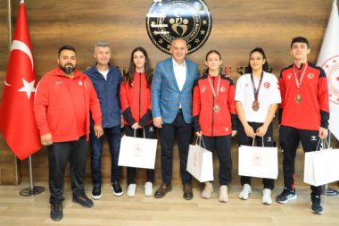 Müdür Gürhan Taekwondo sporcuları ile buluştu