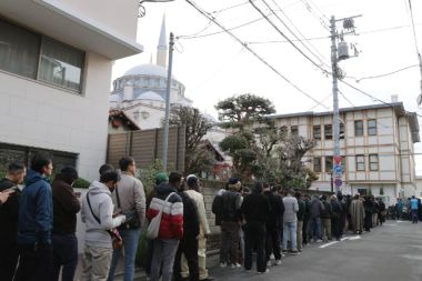 Tokyo'da bayram namazı 3 kez kılındı