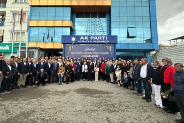 AK Parti Antalya'da sıcak bayramlaşma