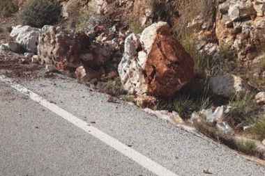 Kaş’ta D400 kara yoluna kaya parçaları düştü