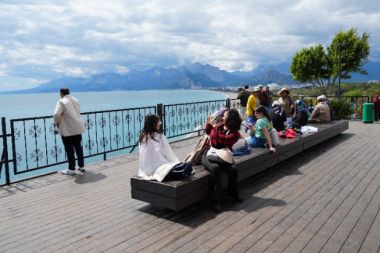 Antalya’da güneş yüzünü gösterdi
