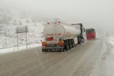 Antalya’da kar sürprizi: Ekipler, tuzlama çalışması yaptı