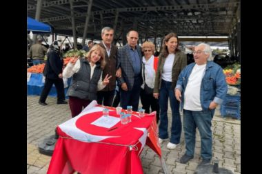 CHP Türk bayrağını ‘masa örtüsü’ yaptı