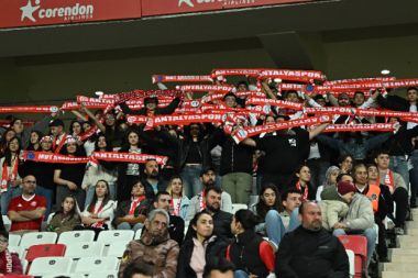 Antalya'da 90 öğrenci ilk defa statta maç izledi