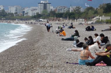 Konyaaltı sahilinde yoğunluk oluştu