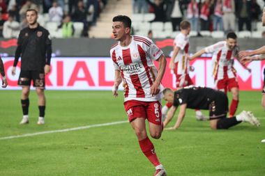 Soner Dikmen, Antalyaspor’da kariyer sezonunu yaşıyor