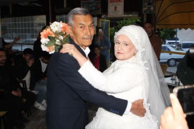 Eşine 45 yıl sonra gelinlik giydirdi