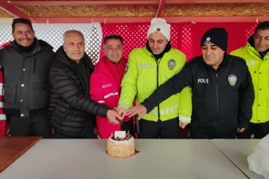 Kaza ihbarına giden polislere pasta sürprizi