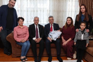 Bakan Memişoğlu, Antalya'da şehit ailesini ziyaret etti