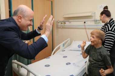 YÖK Başkanı Özvar'dan Ukraynalı çocuğa hastane ziyareti