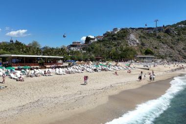 Alanya'da güneşi gören sahile koştu