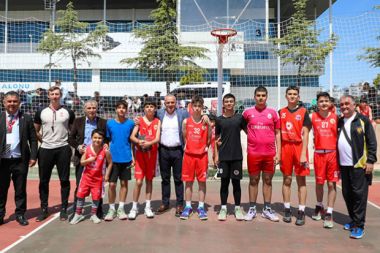 Yavuz Gürhan, genç basketbolculara başarılar diledi