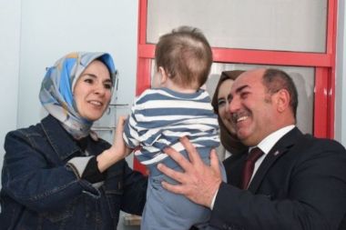 Bakan Göktaş çocuklarla duygu dolu anlar yaşadı