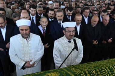 Baba Çavuşoğlu son yolculuğuna uğurlandı