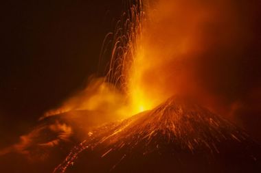 Etna Yanardağı güçlü şekilde kül ve lav püskürttü