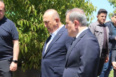 Azerbaycan Dışişleri Bakanı'ndan Çavuşoğlu ailesine taziye ziyareti