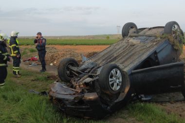 Yoldan çıkan otomobil metrelerce sürüklenip tarlaya uçtu