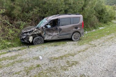 Kamyon ile hafif ticari araç çarpıştı: 5 yaralı