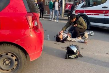 Otomobille çarpışan motosiklet sürücüsü yaralandı