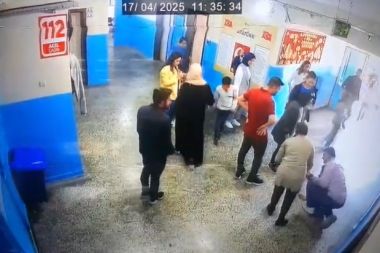 Dili boğazına kaçan öğrenciyi müdür yardımcısı kurtardı