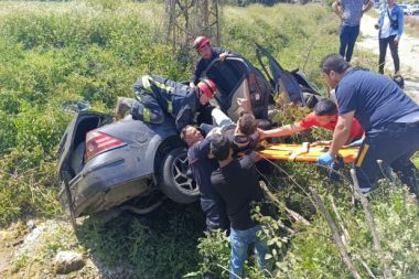 Bariyerlere çarpan otomobil kanala devrildi