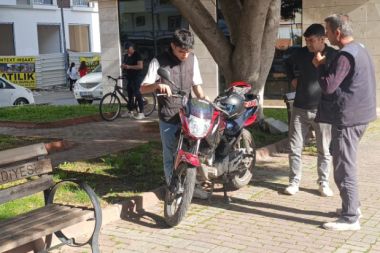 Manavgat’ta otomobile çarpan motosikletli yaralandı